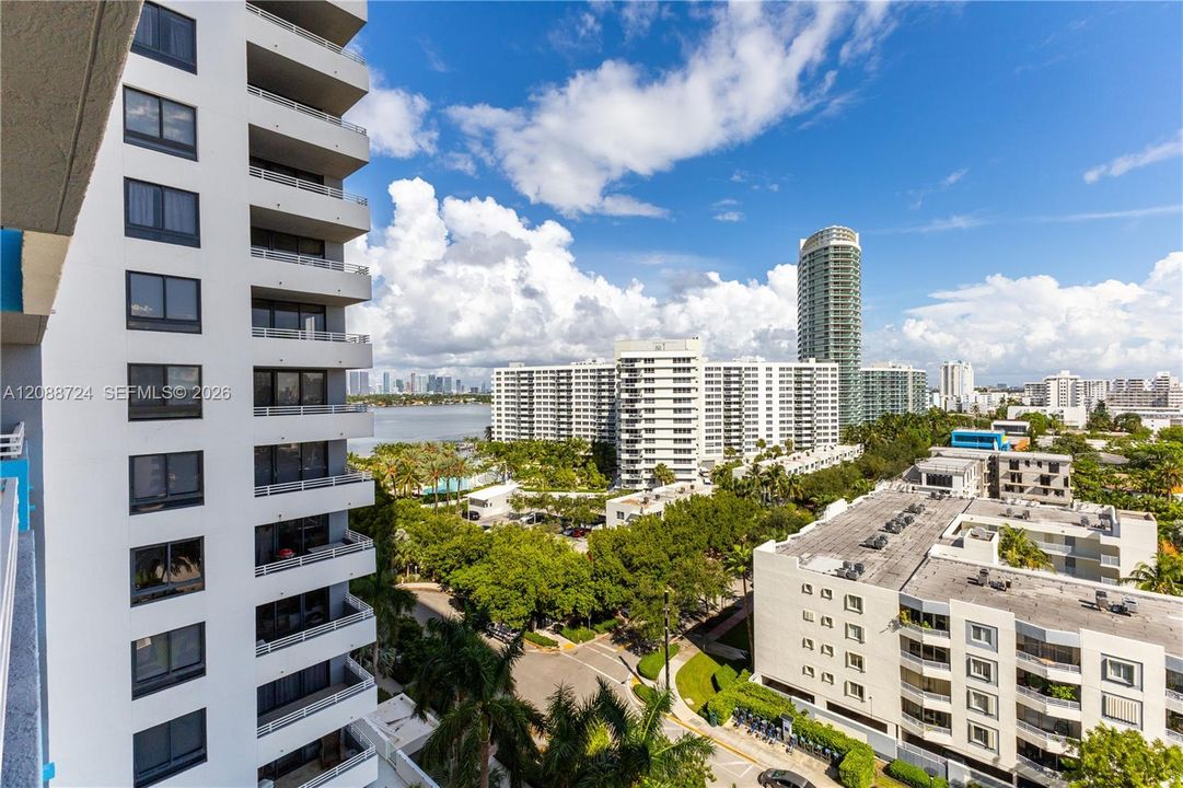 For Sale: $795,000 (2 beds, 2 baths, 1084 Square Feet)