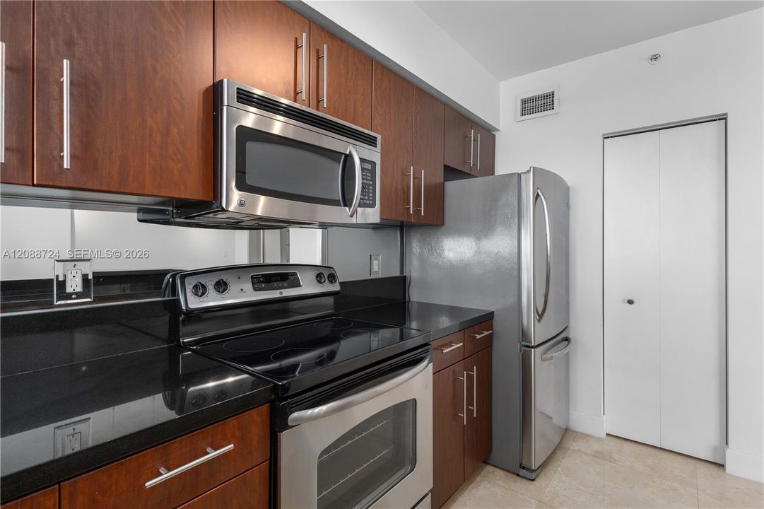For Sale: $795,000 (2 beds, 2 baths, 1084 Square Feet)