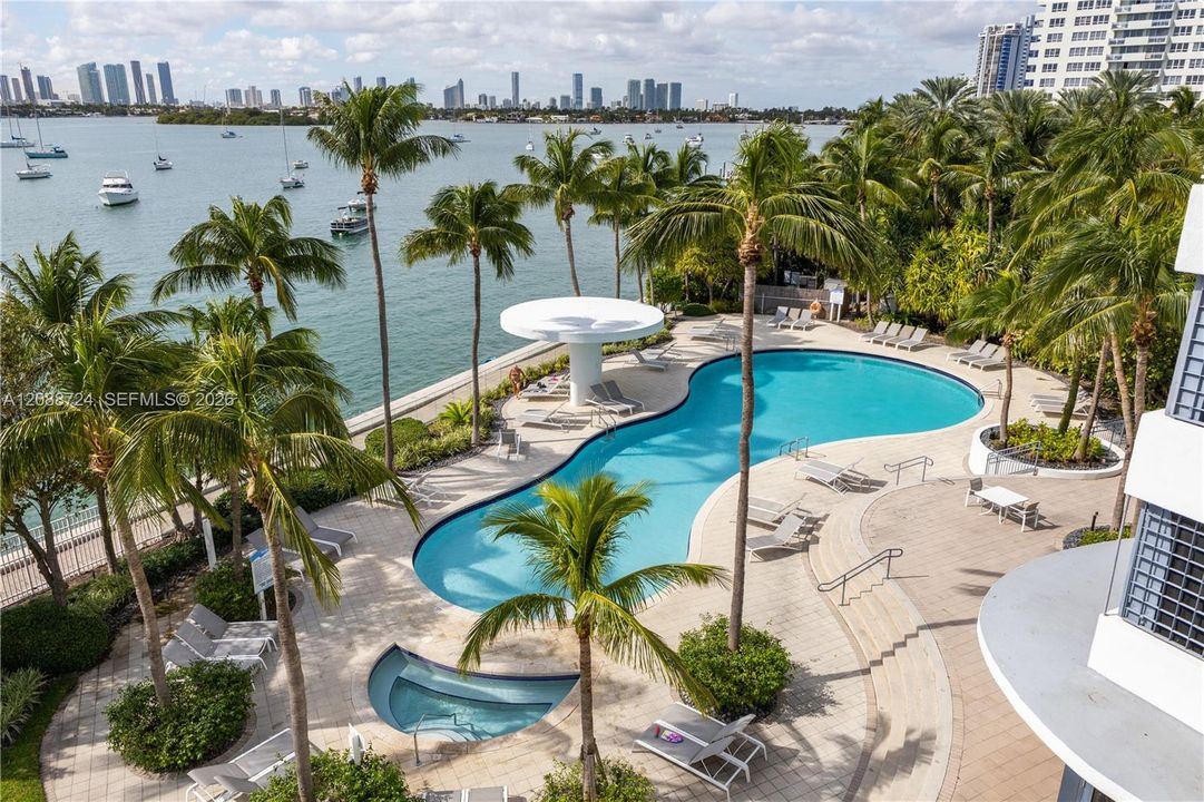 For Sale: $795,000 (2 beds, 2 baths, 1084 Square Feet)
