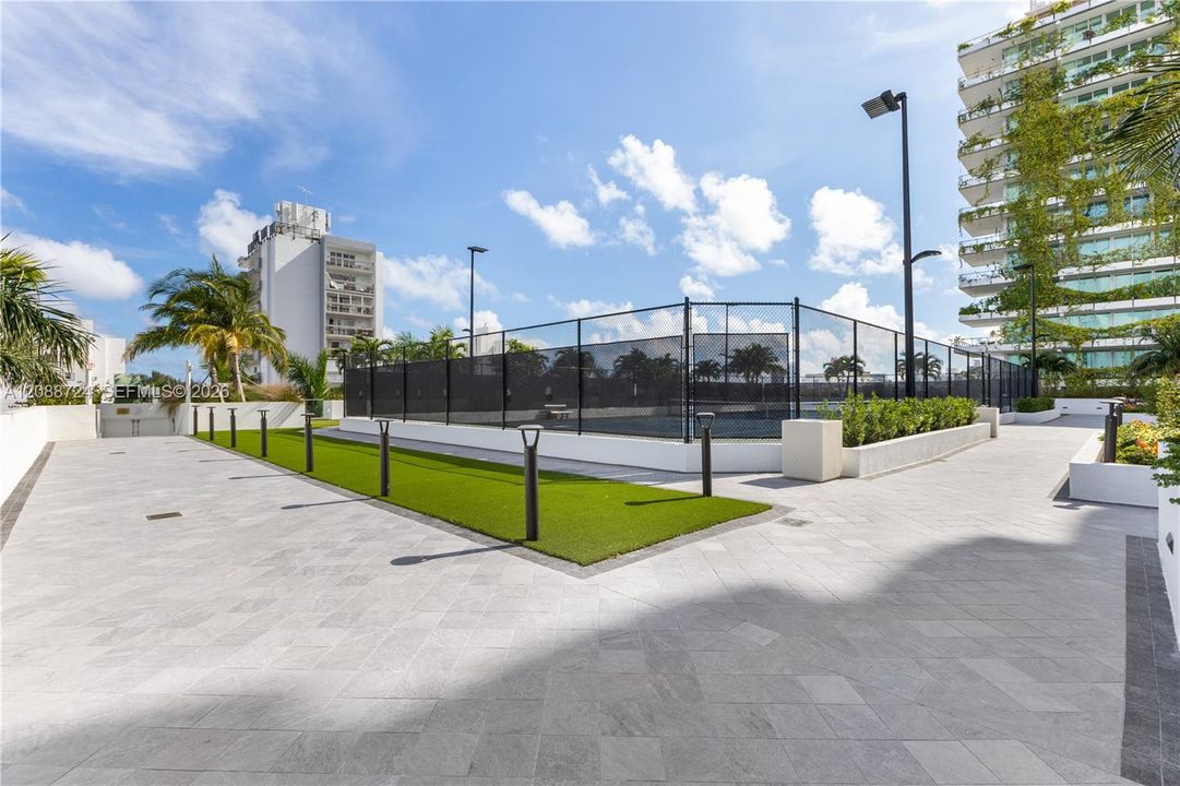For Sale: $795,000 (2 beds, 2 baths, 1084 Square Feet)