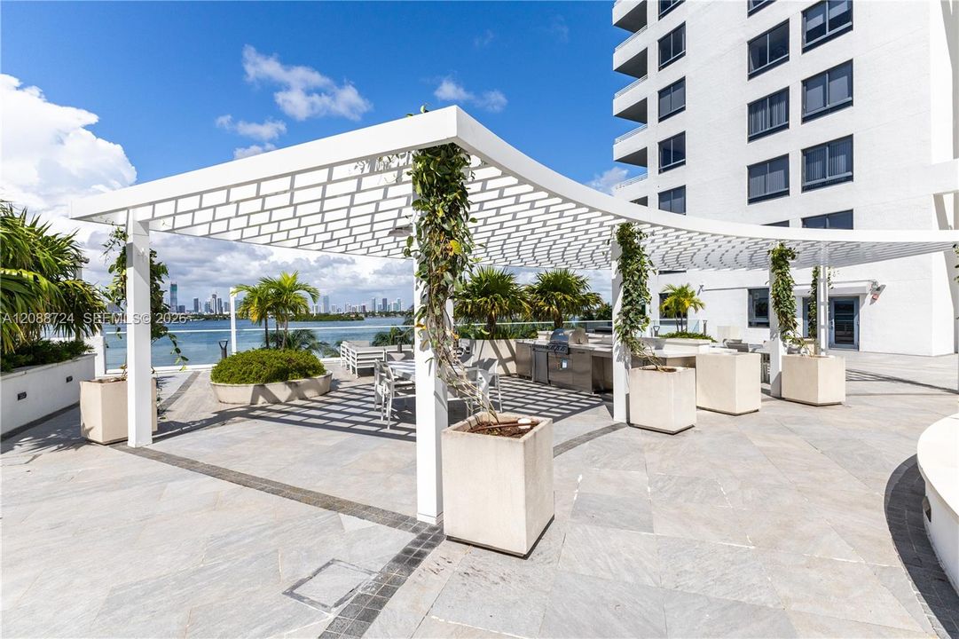 For Sale: $795,000 (2 beds, 2 baths, 1084 Square Feet)