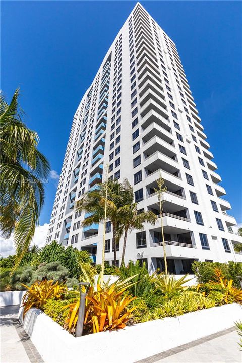 For Sale: $795,000 (2 beds, 2 baths, 1084 Square Feet)