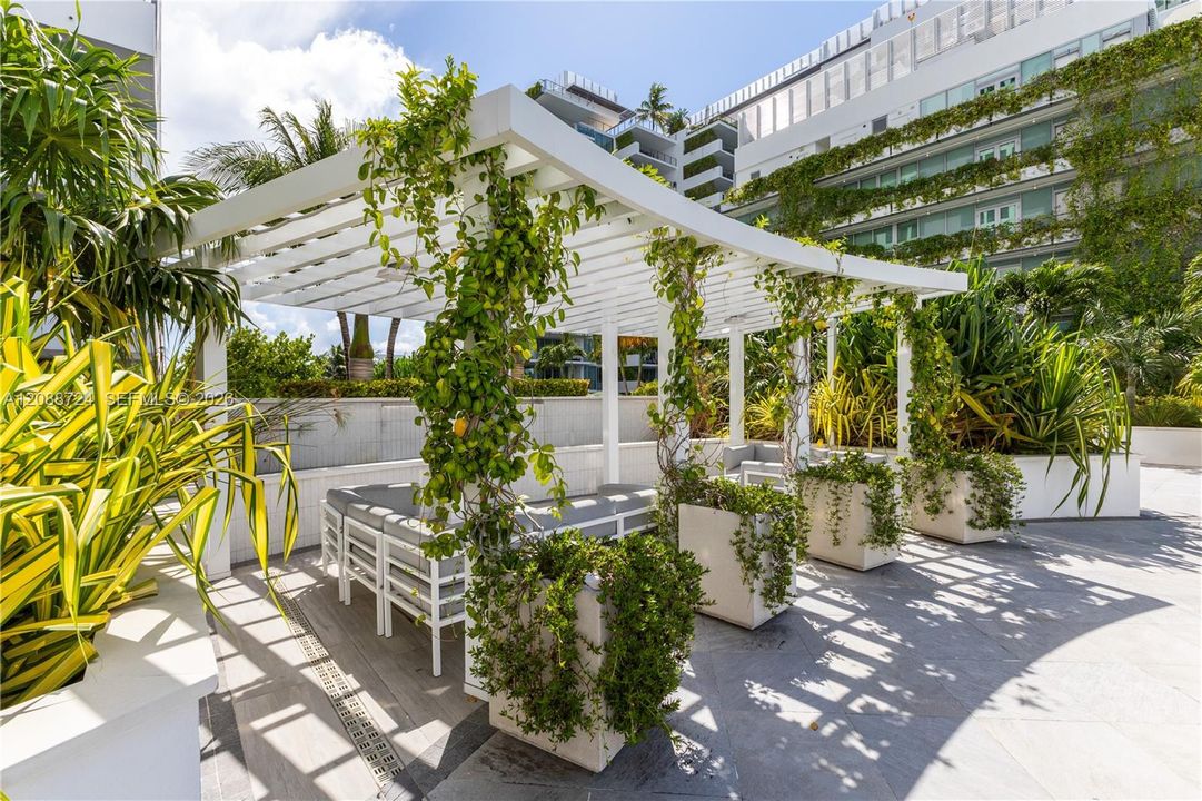 For Sale: $795,000 (2 beds, 2 baths, 1084 Square Feet)