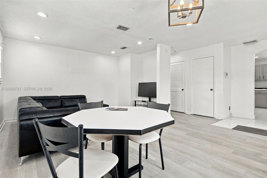 На продажу: $449,000 (4 спален, 2 ванн, 1089 Квадратных фут)