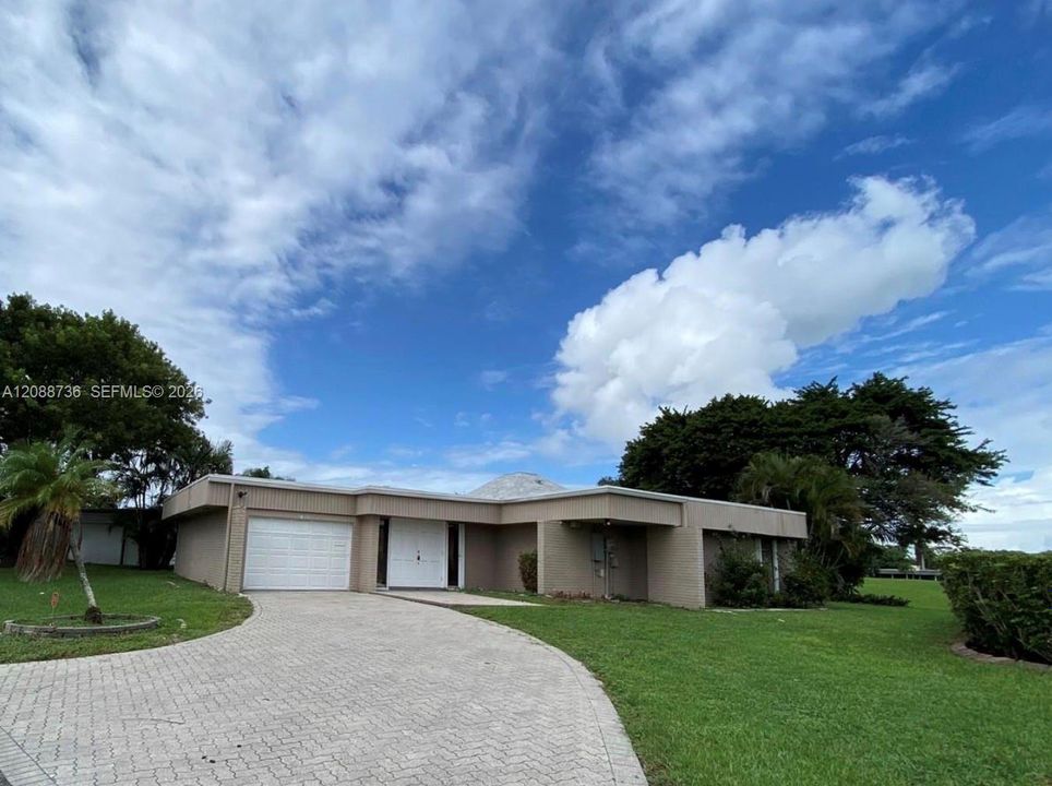 En Venta: $585,000 (3 camas, 2 baños, 2490 Pies cuadrados)