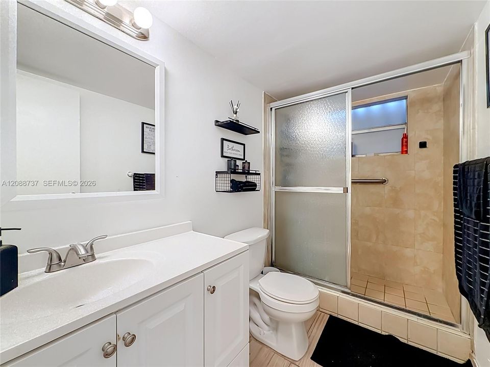 На продажу: $159,900 (2 спален, 2 ванн, 1025 Квадратных фут)