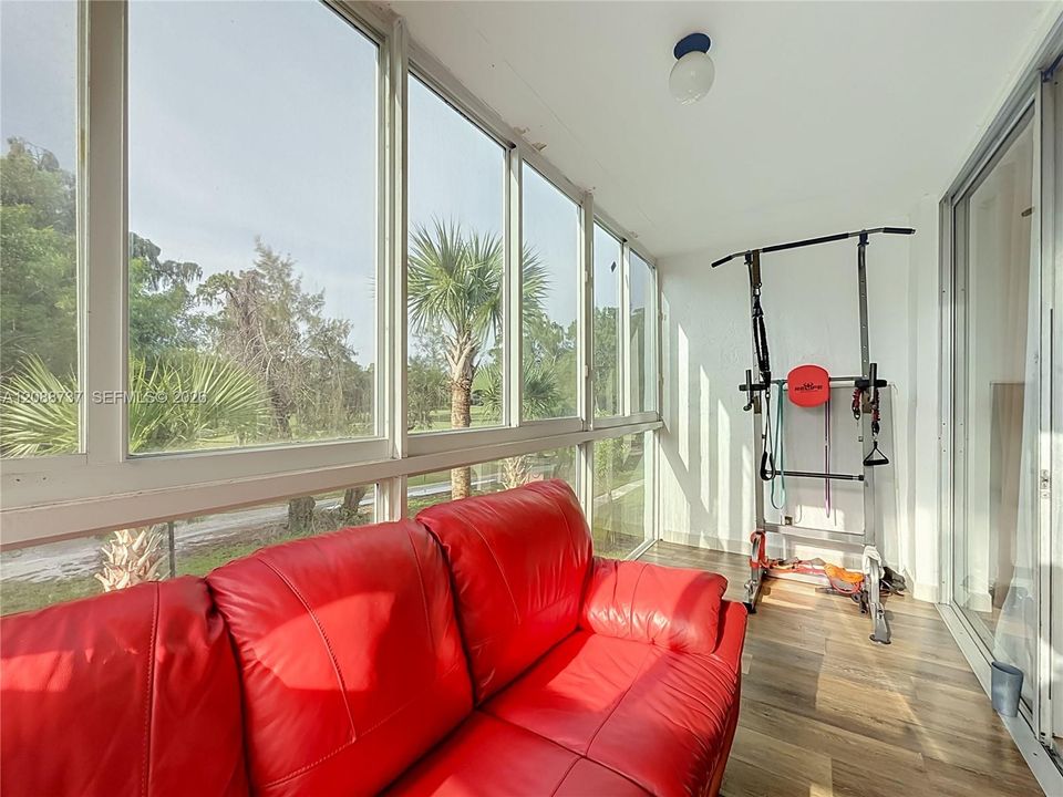На продажу: $159,900 (2 спален, 2 ванн, 1025 Квадратных фут)
