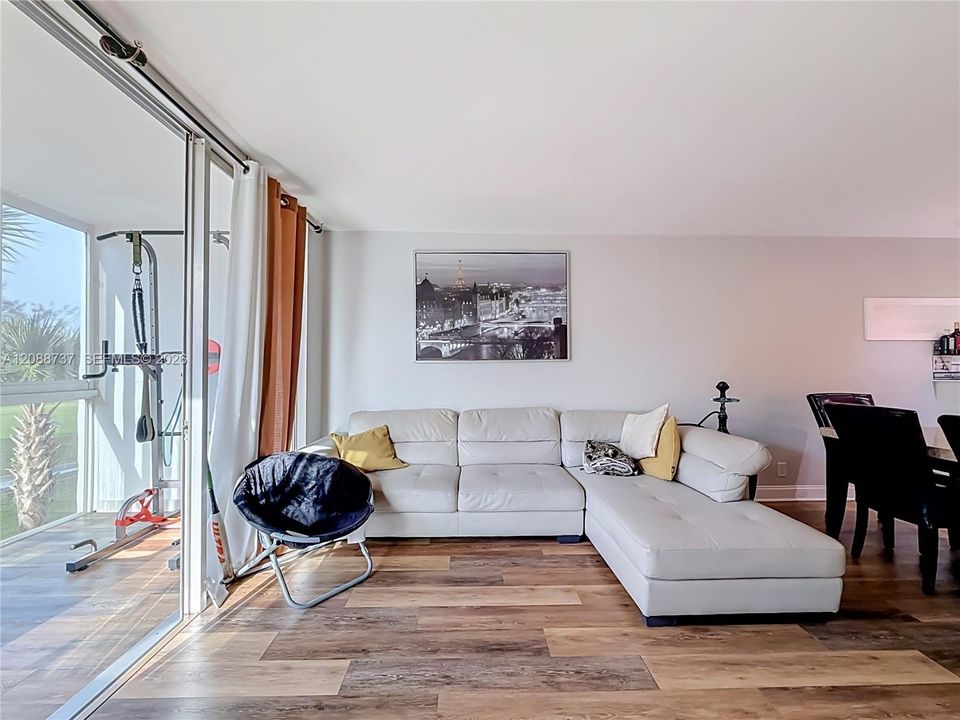 На продажу: $159,900 (2 спален, 2 ванн, 1025 Квадратных фут)