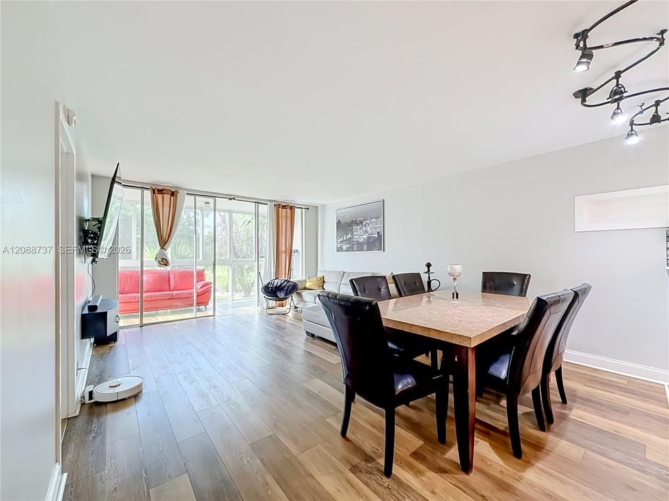 На продажу: $159,900 (2 спален, 2 ванн, 1025 Квадратных фут)