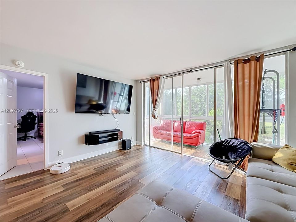На продажу: $159,900 (2 спален, 2 ванн, 1025 Квадратных фут)