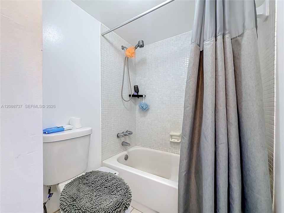 На продажу: $159,900 (2 спален, 2 ванн, 1025 Квадратных фут)