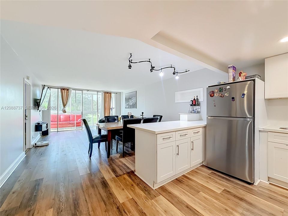 На продажу: $159,900 (2 спален, 2 ванн, 1025 Квадратных фут)