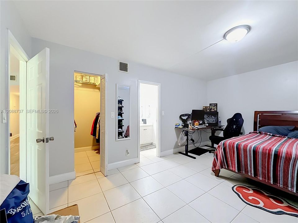 На продажу: $159,900 (2 спален, 2 ванн, 1025 Квадратных фут)