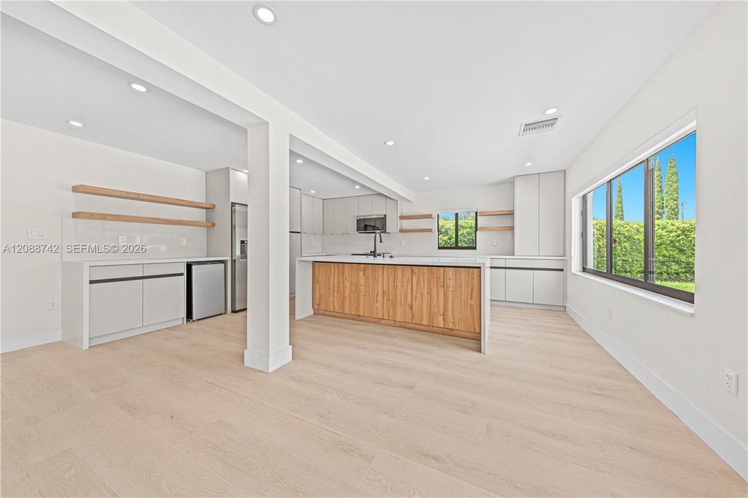 For Rent: $4,500 (4 beds, 2 baths, 1974 Square Feet)