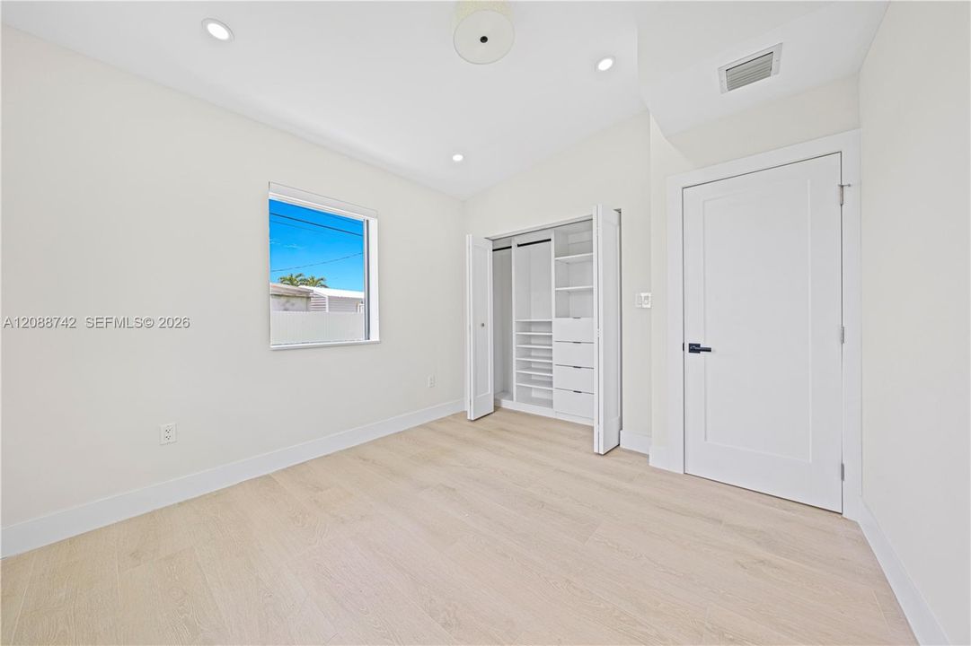 For Rent: $4,500 (4 beds, 2 baths, 1974 Square Feet)