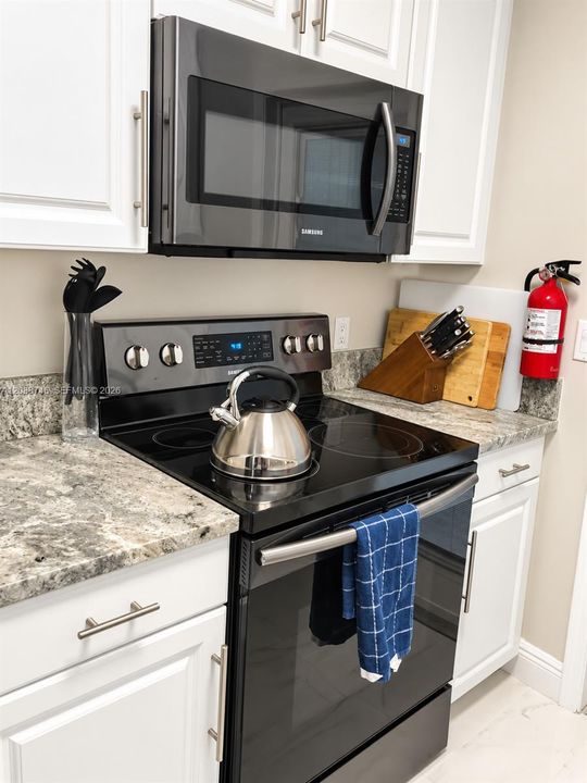 For Rent: $2,700 (1 beds, 1 baths, 806 Square Feet)