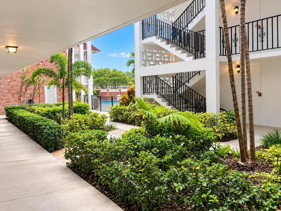 For Rent: $2,700 (1 beds, 1 baths, 806 Square Feet)
