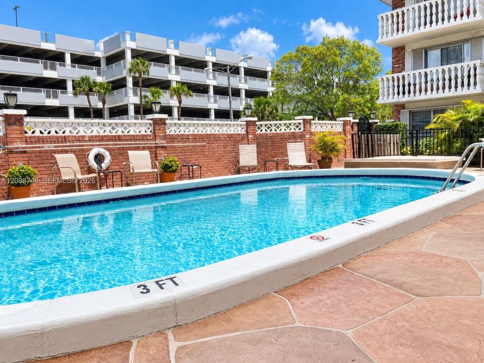For Rent: $2,700 (1 beds, 1 baths, 806 Square Feet)