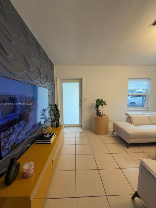 En Venta: $460,000 (2 camas, 1 baños, 825 Pies cuadrados)