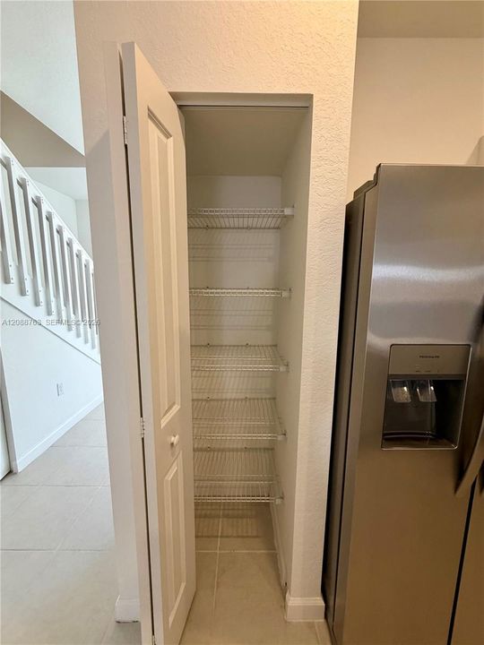 For Rent: $2,400 (3 beds, 2 baths, 1393 Square Feet)