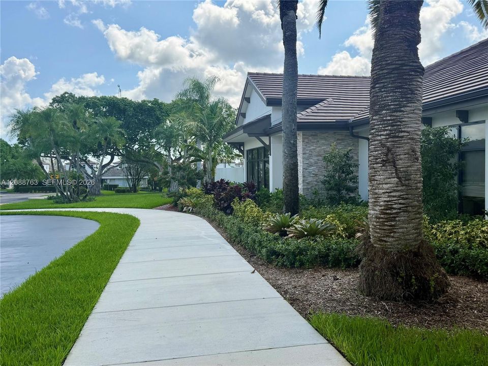 For Rent: $2,400 (3 beds, 2 baths, 1393 Square Feet)