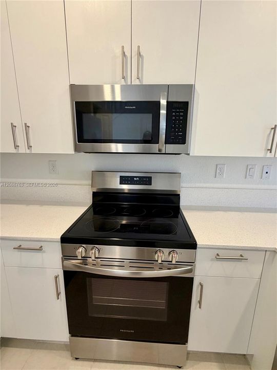 For Rent: $2,400 (3 beds, 2 baths, 1393 Square Feet)