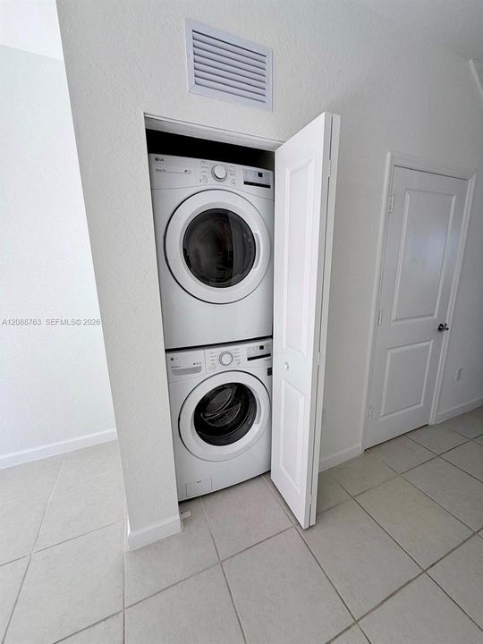 For Rent: $2,400 (3 beds, 2 baths, 1393 Square Feet)