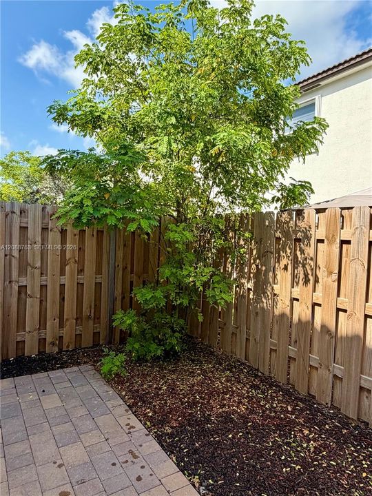 For Rent: $2,400 (3 beds, 2 baths, 1393 Square Feet)