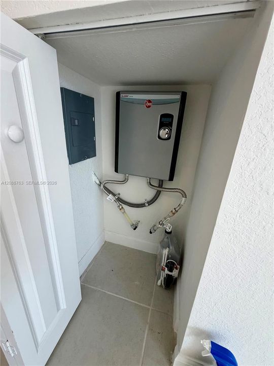 For Rent: $2,400 (3 beds, 2 baths, 1393 Square Feet)