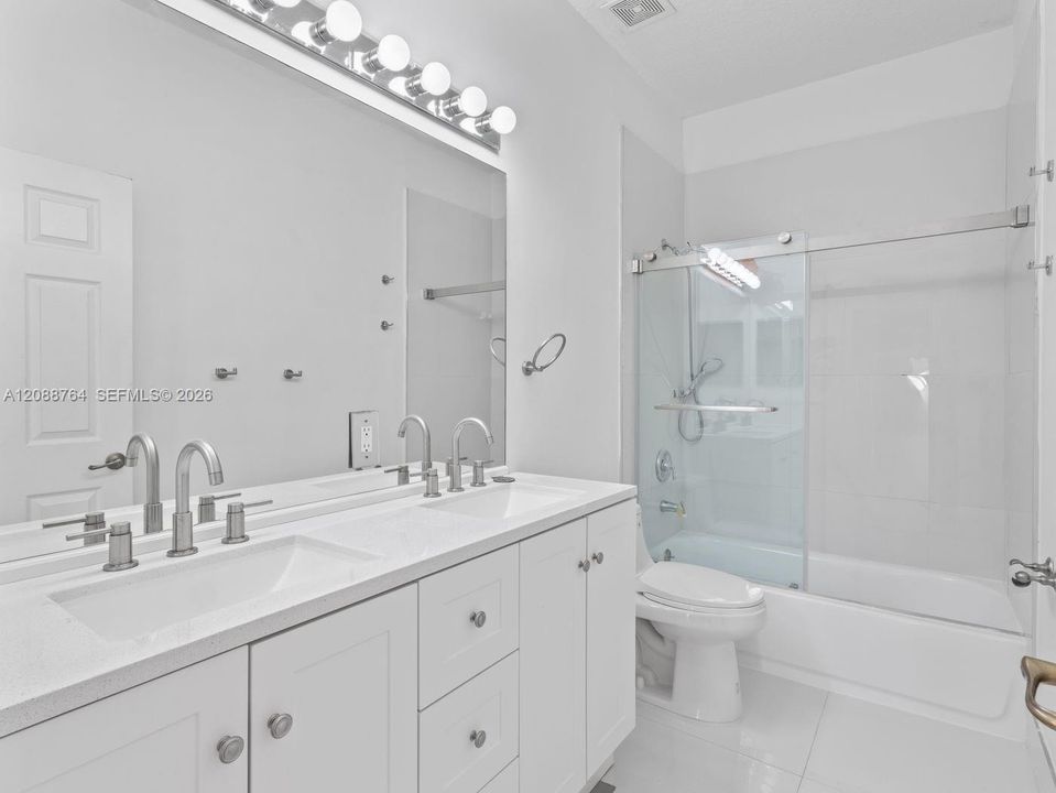 Secondary bath room