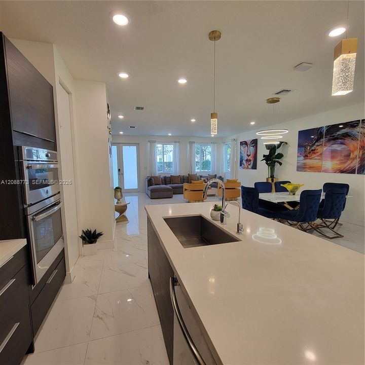 En Venta: $959,000 (4 camas, 3 baños, 2379 Pies cuadrados)