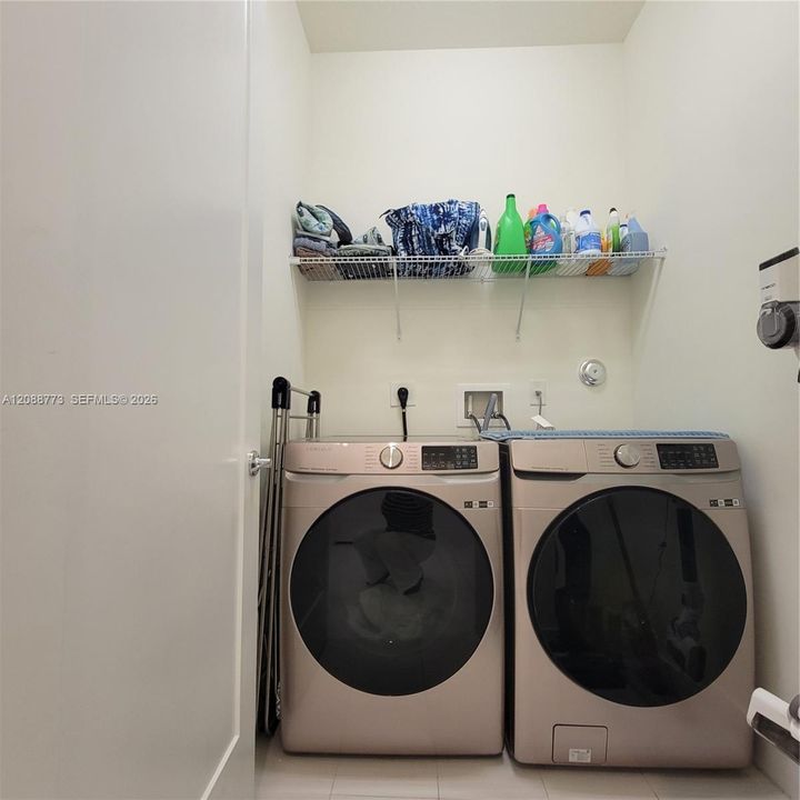 En Venta: $959,000 (4 camas, 3 baños, 2379 Pies cuadrados)