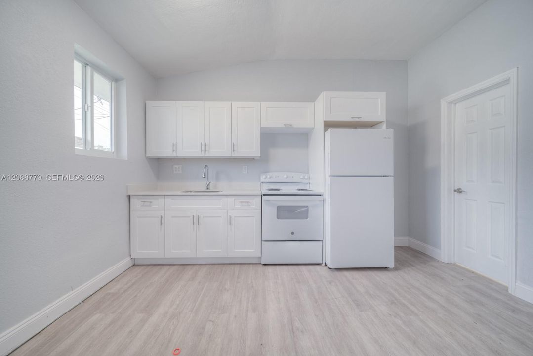 For Rent: $1,950 (3 beds, 1 baths, 650 Square Feet)