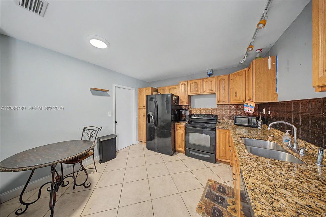 En Venta: $410,000 (3 camas, 2 baños, 1455 Pies cuadrados)