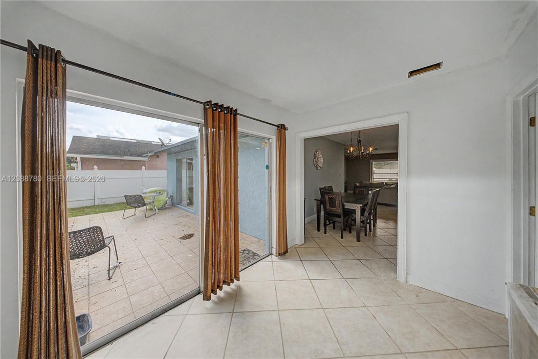 En Venta: $410,000 (3 camas, 2 baños, 1455 Pies cuadrados)