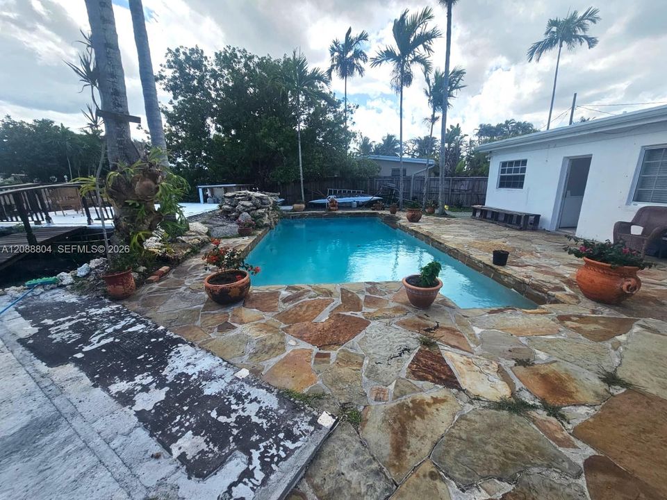 For Rent: $1,700 (1 beds, 1 baths, 700 Square Feet)