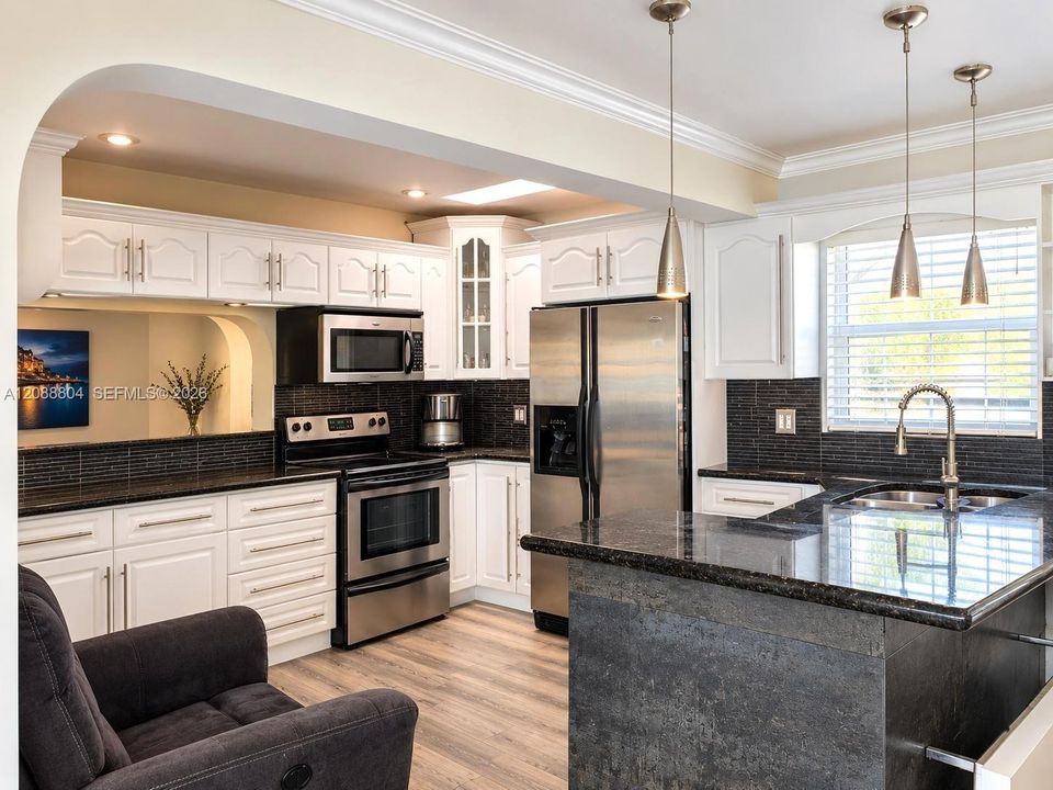 For Rent: $1,700 (1 beds, 1 baths, 700 Square Feet)