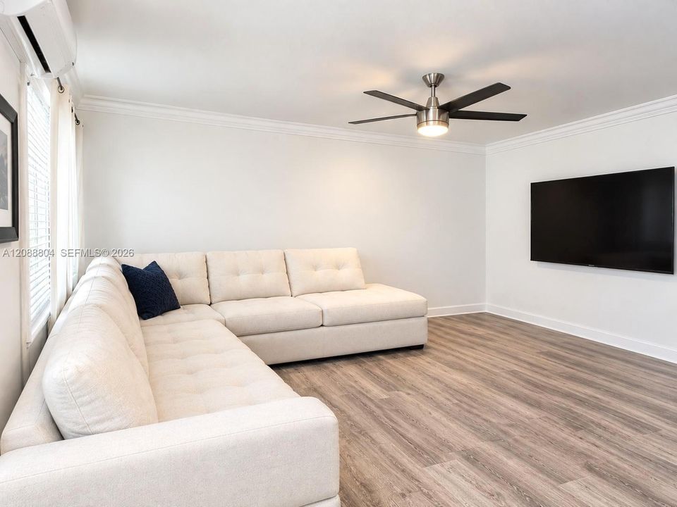 For Rent: $1,700 (1 beds, 1 baths, 700 Square Feet)