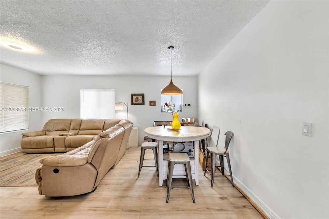 En Venta: $449,000 (3 camas, 2 baños, 1454 Pies cuadrados)