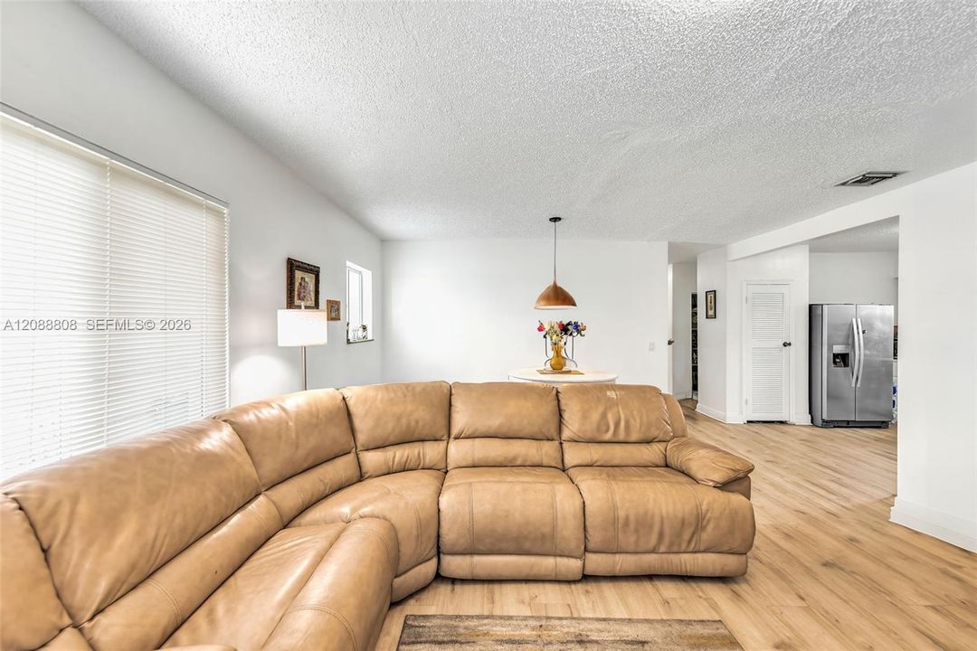 En Venta: $449,000 (3 camas, 2 baños, 1454 Pies cuadrados)
