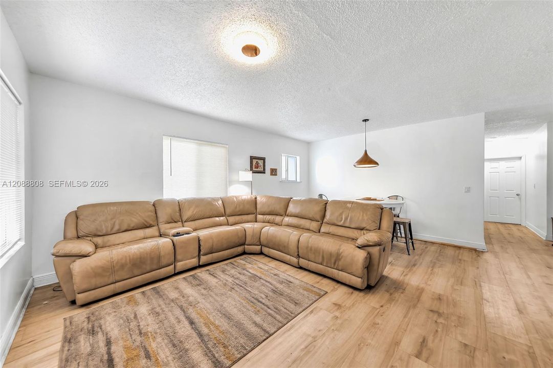 En Venta: $449,000 (3 camas, 2 baños, 1454 Pies cuadrados)