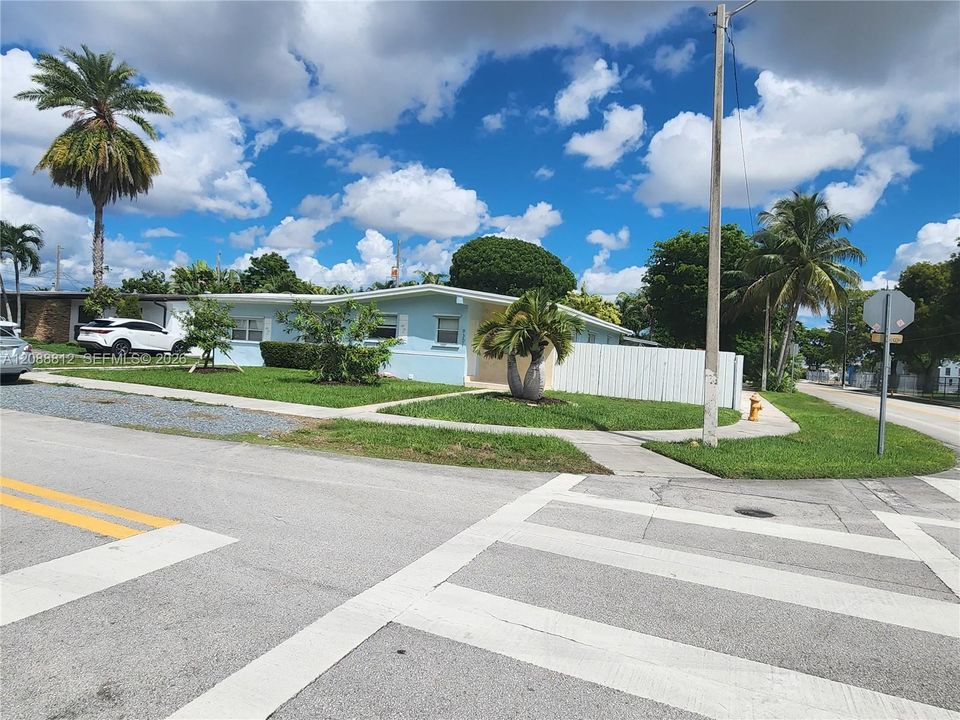 For Rent: $4,100 (3 beds, 2 baths, 1685 Square Feet)