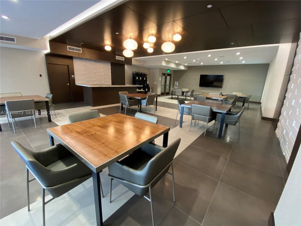 For Rent: $3,900 (2 beds, 2 baths, 1038 Square Feet)
