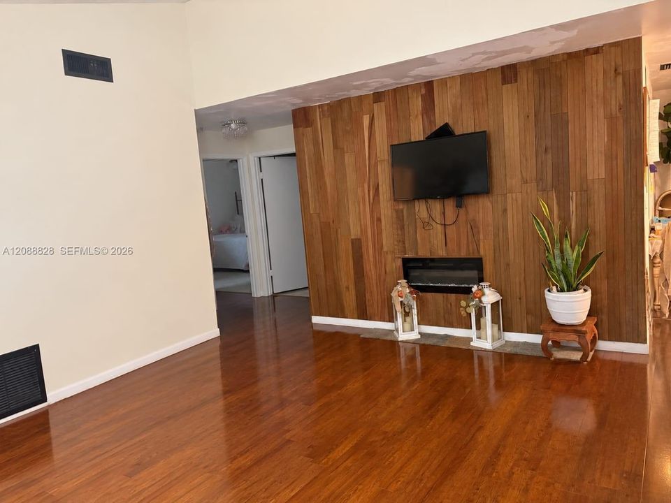 For Sale: $579,900 (4 beds, 2 baths, 1345 Square Feet)