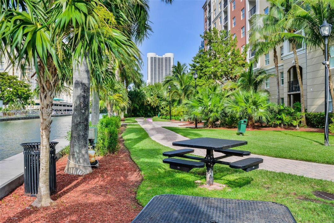 For Sale: $595,000 (2 beds, 2 baths, 1116 Square Feet)