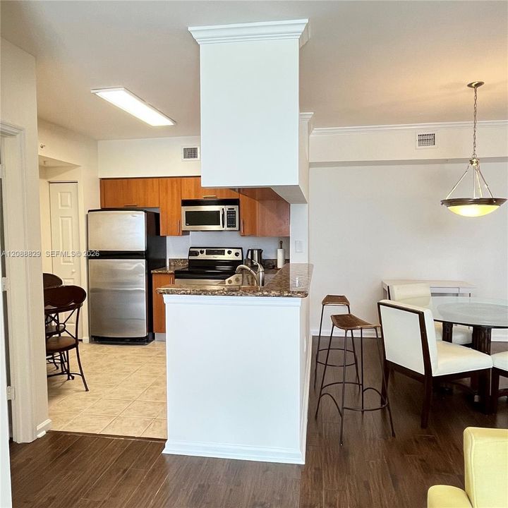 For Sale: $595,000 (2 beds, 2 baths, 1116 Square Feet)