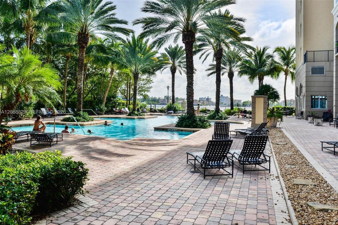 For Sale: $595,000 (2 beds, 2 baths, 1116 Square Feet)