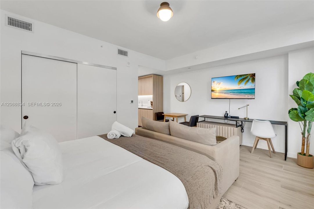 For Sale: $450,000 (0 beds, 1 baths, 392 Square Feet)