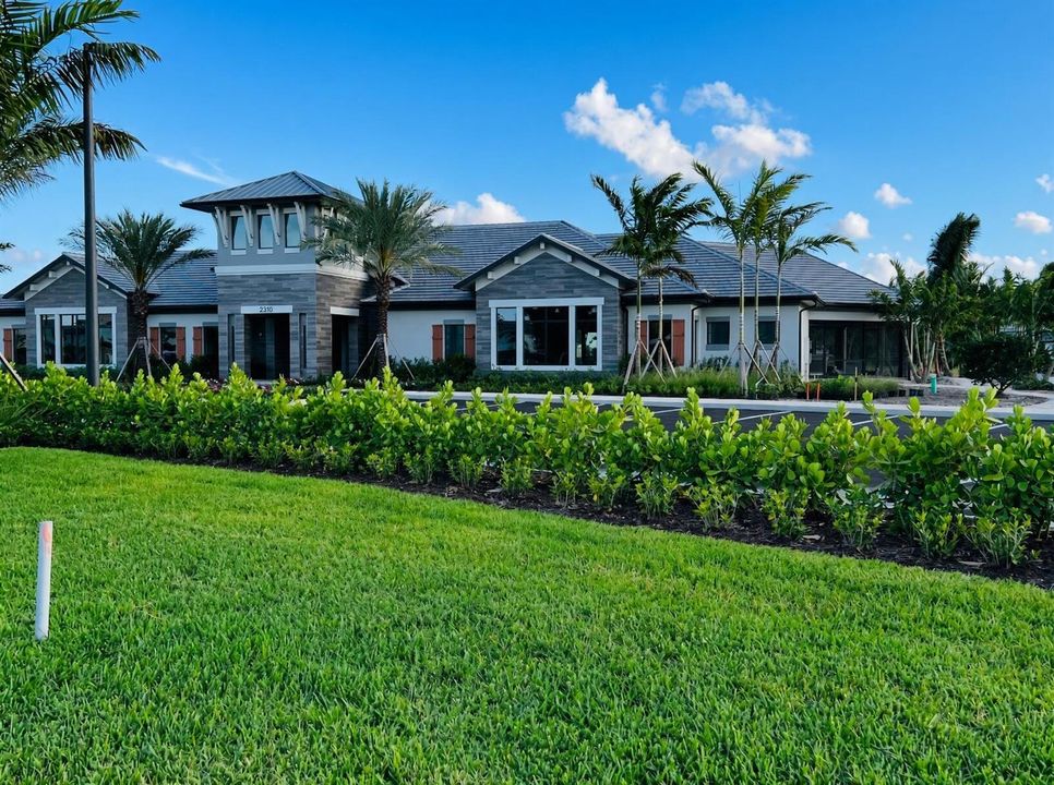 02_clubhouse_lawn