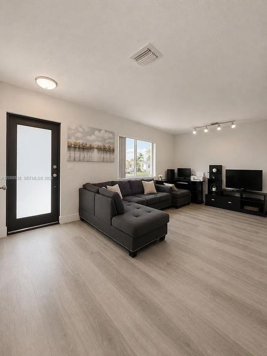 В аренду: $3,100 (3 спален, 1 ванн, 1468 Квадратных фут)